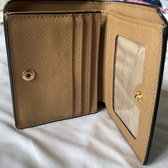 MICHAEL KORS TAN & BLACK EVERYDAY WALLET - Picture 2 of 6